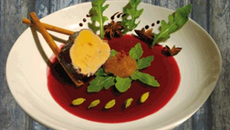 Foie gras poché au Chinon et aux épices