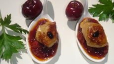 Brisures de foie gras et chutney aux cerises pour apéritif gourmand