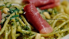 Pâtes au pesto de fanes de carottes garnies de tranches de magret de canard fumé