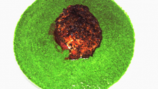 Tournedos de magret au foie gras, poire et purée d'épinard