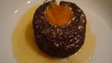 Chèvre frais au pavot, farci aux abricots et tomates autour de la lavande, sirop au champagne et à la liqueur d'abricots