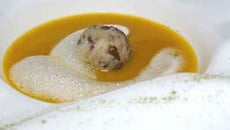 Bouchée de riz mi-complet aux lentillons de champagne et laurier, dans un velouté de potiron aux lentilles corail et poudre de Sambhar. Ecume de lait de riz