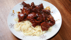 Joue de porc caramélisée et graines de sésame