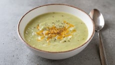 Potage aux poireaux, grains de moutarde à l'ancienne et cheddar
