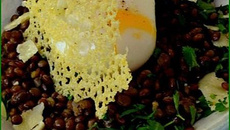 Salade de lentilles blondes de Saint-Flour, œuf poché et tuile au Cantal