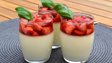 La vraie panna cotta et ses fraises au sirop de violette