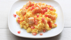 Œufs brouillés aux crevettes sautées, chili sauce et graines de grenade