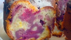 Gâteau marbré au citron, mûres et framboises