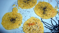 Tuiles au parmesan et emmental rapé