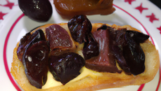 Tartine de chutney de pruneaux d'Agen et magret de canard IGP