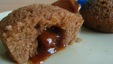 Mini moelleux au cacao fourrés au caramel maison