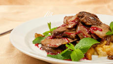 Oie de Noël rôtie aux pommes sauce aux airelles