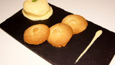 Glace à la cardamome et ses petits gâteaux au beurre parfumés à la fleur d'oranger