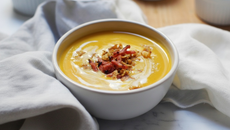 Velouté de courge butternut, lait de coco et bacon grillé