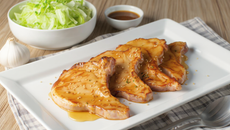 Côtes de porc marinées au miel moutarde et sésame