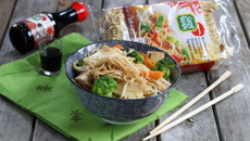 Nouilles sautées aux légumes et au tofu fumé