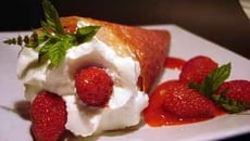 Cornet de chantilly à la rose et aux fraises et son coulis