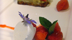 Rhubarbe confite, sur une tartine croustillante parfumée à la cannelle, glace au chèvre frais et à l'huile d'olive, coulis fraise-hibiscus