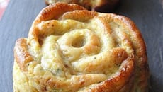 Clafoutis de courgettes, chèvre et noix