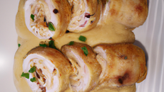 Roulés de volaille purée de courette et tuc crème-oignons