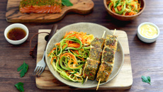 Brochettes de saumon MOWI caramélisé au sirop d'érable et spaghettis de légumes