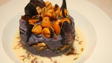 Parmentier de vitelotte aux moules, sauce safranée