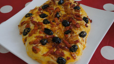 Fougasse lardons, olives noires de Nyons
