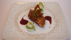 Magret de canard roti, petits navets et fèves glacés à la cannelle, réduction de vin mielé à l'orange, sapin épicé