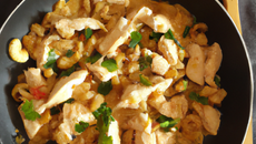 Sauté de poulet au gingembre, lait de coco et noix de cajou