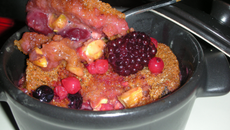 Pain perdu au lait de coco fruits rouge et pistaches