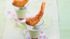 Gambas croustillantes, émulsion au vinaigre de citron, fromage à la crème et avocat