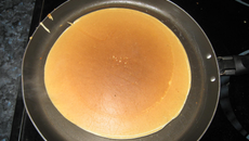 Pancake de fraises Aquitaines en tartare, crème glacée au sirop d'érable et jus de cranberries