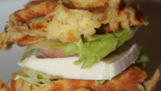 Hamburger franc-comtois aux gaufres de pommes de terre ,saucisse de Morteau et  Mont d'or