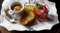 café gourmand : Verrine de garriguettes, ananas, pain perdu, crème caramel beurre salé