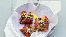 Papillote de jambon d'auvergne, champignons, cantal et crumble au thym