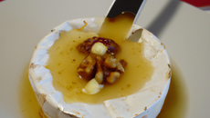 Fondue de camembert de Normandie au miel et noix sur canapé