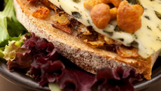 Croque Pissaladière aux girolles et à la Fourme d'Ambert