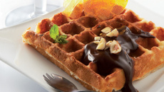 Gaufre de liège sauce au chocolat, éclats de noisette et voile de caramel