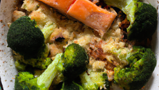 Crumble saumon, brocoli et tomates confites