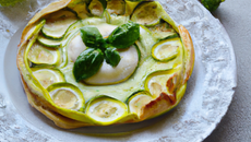 Tarte feuilletée aux courgettes, goujonnettes de sole et émulsion de basilic