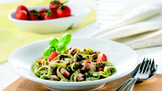 Tagliatelles au thon et tomates cerise avec Kikkoman Sauce Soja