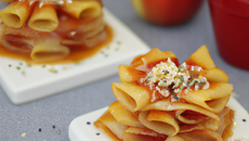Mini crêpes aux pommes rouges caramélisées au sésame