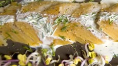 Carpaccio de hareng fumé, sauce à la crème aigre, au poivre et zestes de cédrat.