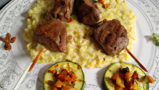 Brochette d'agneau tikka au yaourt de brebis, risotto de lentilles corail aux courgettes