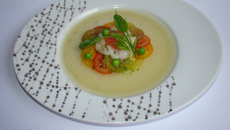 Carpaccio de tomates anciennes, Saint-Jacques et pamplemousse, sur une gelée de concombre à la vanille, vinaigrette d'agrumes au piment d'Espelette