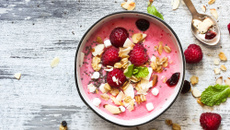 Smoothie bowl framboises, granola et menthe