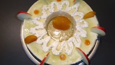 Bavarois vanille, insert pommes caramélisées, gelée de pommes et disques de caramel sur un biscuit aux amandes