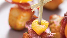 Sticks de poulet sauté au paprika et chips de bacon fumé