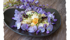 Salade de fleurs de glycine et cœurs de palmier.