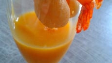 Crevettes et purée de pêche